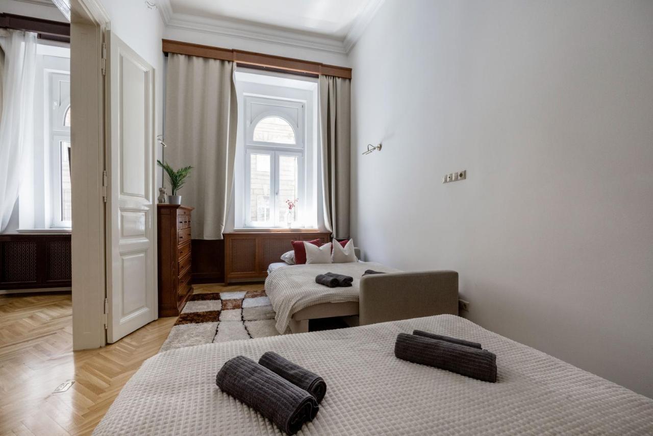 Luxe, Historic Home Near Downtown Landmarks 19Th Century ブダペスト エクステリア 写真