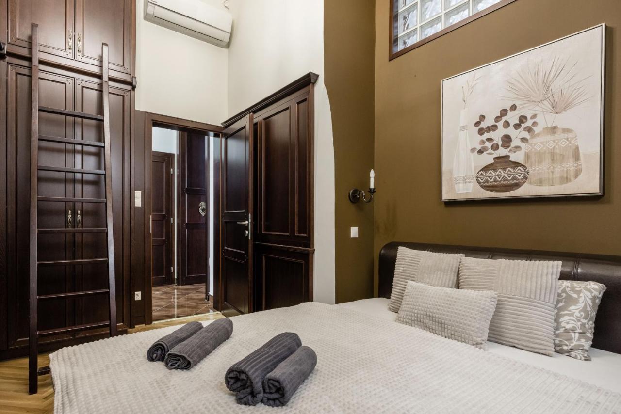 Luxe, Historic Home Near Downtown Landmarks 19Th Century ブダペスト エクステリア 写真
