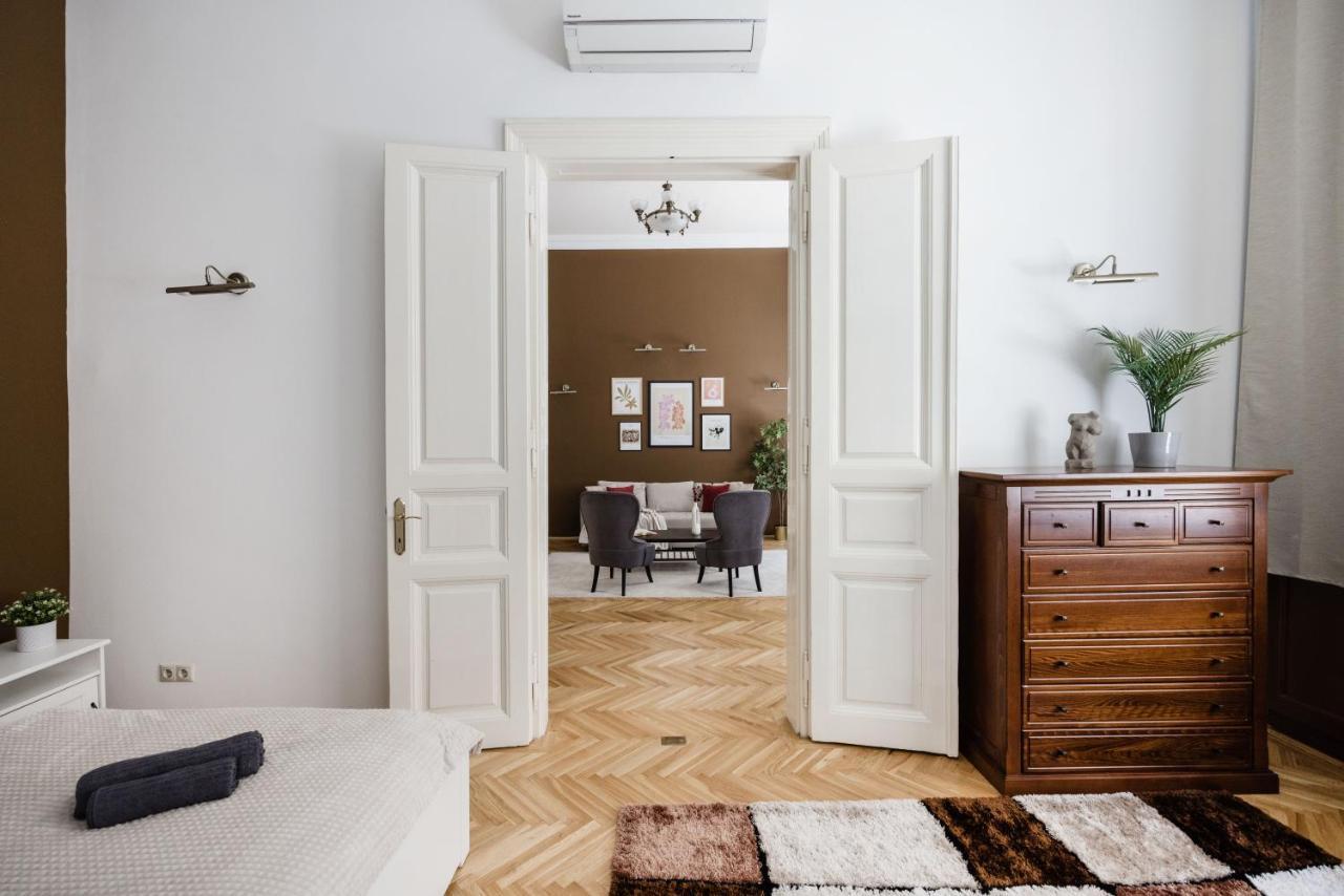 Luxe, Historic Home Near Downtown Landmarks 19Th Century ブダペスト エクステリア 写真